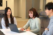 エンジニアやディレクターなど、様々な職種のメンバーと連携しながら業務を進めていきます。