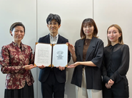 当社が参画するJSFA（ジャパンサステナブルファッションアライアンス）を通じて環境省に『ファッション産業におけるサステナビリティ推進に向けた政策提言書』を手交した際の様子