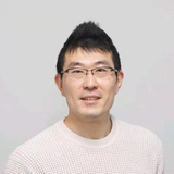 黄 駿