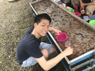 金魚すくいが大好きな社長！2匹すくってる！！