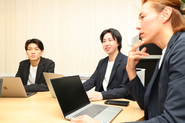 月一で課題解決会議という、事業全体を伸ばすために無駄になっている事や、いかに効率化を図るか、という事を話し合う場を設けています。これは経営陣だけでなく新人も参加して現場の声を拾っていく貴重な機会になります。