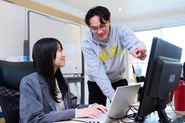 社内風景：先輩の指導にも熱が入ります