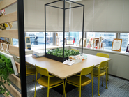 1回にスターバックスやコンビニがある新宿のオフィスビル勤務です！