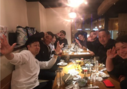 お客様との距離の近さ、信頼関係の深さを大切にしています。成長を感じるのは私たち一人一人もも同じだと考えています。（写真は、動画コンテンツ作成で現場の皆さんとお食事に行った風景）