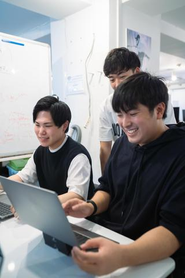 フルリモートで勤務する若手エンジニア