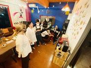 社内での一コマ。みんなで会社の新ロゴを考えている様子。最初、スラック上でやり取りをしようとしていましたが、壁画の会社らしくそれぞれが考えた案を直接、壁に描いてしまえと。ちなみにまだ決まっておらず、旧ロゴもまだ使いながら、みんなで焦っています（笑）。