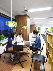 みんなが1つになって新しい技術を追求しています。（ミーティング風景@名古屋本社）