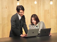 弊社では挑戦しやすい環境があるため、 早期から成長出来る体制になっております。 新卒メンバーが、入社半年でリーダーやプロダクトマネージャーに抜擢され活躍している実績もございます。  弊社では、社員の方がどういったキャリアを築いていきたいのか、成長のためにどういったサポートが必要なのかを確認するような文化が根づいております。 1つの職種を極めて続けて頂くことも、部署異動を行い様々な職種にキャリアチェンジをして頂くことも可能となっており、縦にも横にも多様なキャリアパスを実現することが可能となっております。