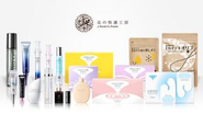 お客様のお悩み解決に特化して自社開発した化粧品や健康食品は、現在約40種類にのぼります。