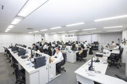 少数精鋭だからこそ、困ったときは助け合う。Slackやミーティングも活用し、コミュニケーションを取っています！