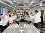 エアライン系オフィスなので、執務テーブルは滑走路あぁめんどくさいめんどくさい