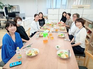 新しいメンバーが入社した際には、おいしい健康のレシピを料理して、ウェルカムランチでおもてなし。みんなで料理をすると自然に会話も弾みます。