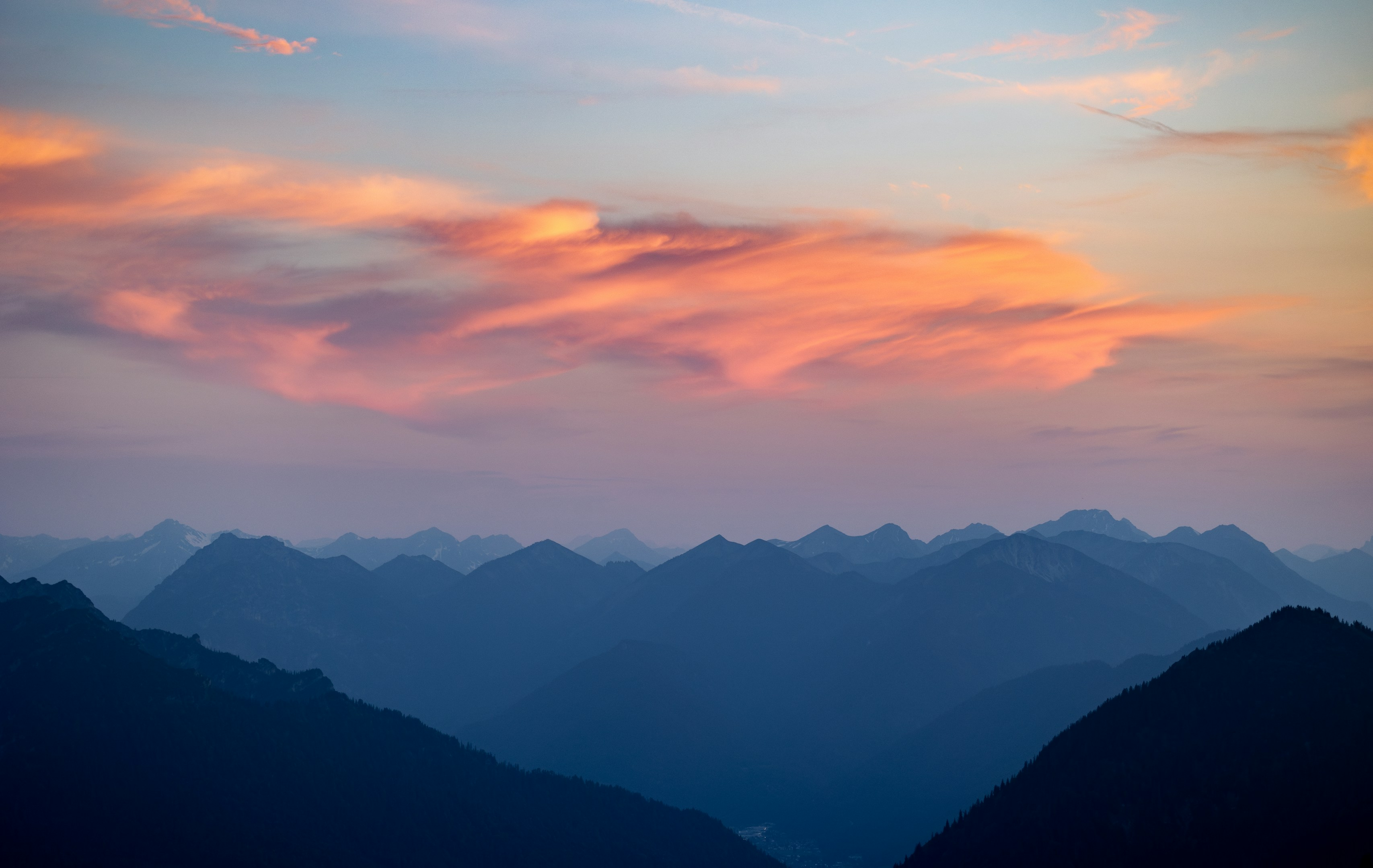 ゼロから築いた“伝える力”。ライター経験を活かし、今は設計から届ける人へ