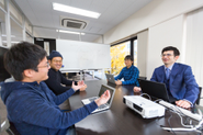 ミーティングでは和気あいあいと活発な意見交換が行われます。しかし本質的な価値提供に向けて妥協することはありません。
