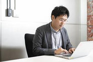 各々が担当のお客様と向き合いながら、コツコツと仕事に集中しています。