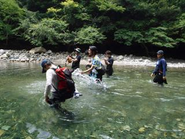 今年の入社歓迎会は川に（！？）行ってきました