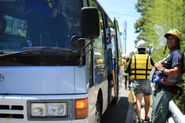 スタート地点まではバスで移動。途中のバスの中でのトークで楽しさを徐々に盛り上げていきます。