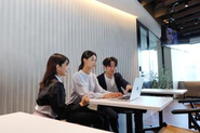先輩・後輩関係なく、助け合いの文化が根付いています。チームで成長できる環境です！