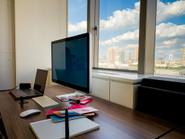 窓からは建設中の高輪ゲートウェイ駅が見下ろせます