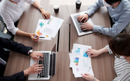 問題点は解決するまでとことん話し合います。業務上で発生する些細な疑問や、時にはミスをしてしまった場合も、すぐに話し合って解決に導けるよう、とにかくコミュニケーションを大切にしています！