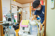 資格を取得したスタッフが医療的ケアをする様子です！これらの器具の使い方などは研修のときにしっかりと教わります！