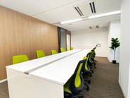 チームの議論が活発に行われる会議室です