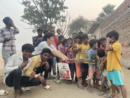 インドの村で暮らす未来ある子供たちと代表重徳。