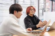 全員がフラットに発言できる文化です。実装方針に関しても日々活発に議論が行われています。