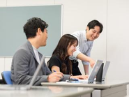 「教えることは、伝え合うことから始まる。」先輩のサポートがあるから、一歩ずつ自分の教え方を育てていける