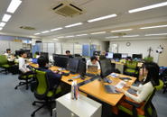 コロナで今はこんなにいませんが昔はこんな感じで仕事していました