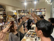 会社のメンバーとは普段はリモートワークで会えないので、2か月に1回、全社員が集まる飲み会を実施しています！写真はボードゲームカフェを貸し切り、ボードゲーム大会を開催した時のものです。メンバー全員が「採用のプロ」であるジャンプには、特徴的なワークスタイルとカルチャーがあります。