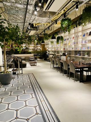 福岡事業所：福岡の中心部、博多駅直結でアクセス抜群の、おしゃれなオフィスです！アミュプラザ博多の同じフロアにカフェや飲食店が多いので、超充実！ランチに出かけるのも楽しみの一つです♪