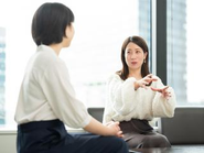 先輩のサポートを受けながら、一歩ずつ登壇の準備を進める