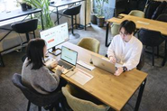会議室での打ち合わせ風景