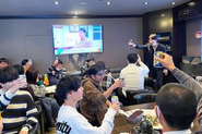 一年の締めくくりに、社員みんなで集まって乾杯！