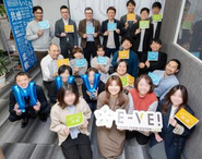 新しく制定したMVVとクレドの前で