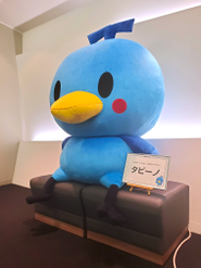 当社のオフィシャルキャラクターがエントランスでお出迎えしています♪