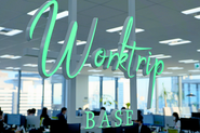 「WORKTRIP BASE」は、メンバーが快適かつクリエイティブに働ける拠点となっています。開放的な空間で仕事に向き合い、新しい挑戦をここから生み出しています。
