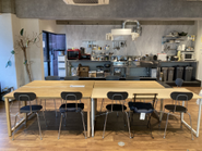 オフィスの大きなキッチンでは料理好きな社員が腕を振るっています。