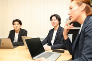 月一で課題解決会議という、事業全体を伸ばすために無駄になっている事や、いかに効率化を図るか、という事を話し合う場を設けています。これは経営陣だけでなく新人も参加して現場の声を拾っていく貴重な機会になります。