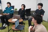 目標を共有した仲間と「面白い」を追求し続けています。
