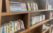 休憩スペースには書籍コーナーもございます📚