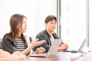 年次や経験を問わず、フラットに意見を出し合えるミーティング。
