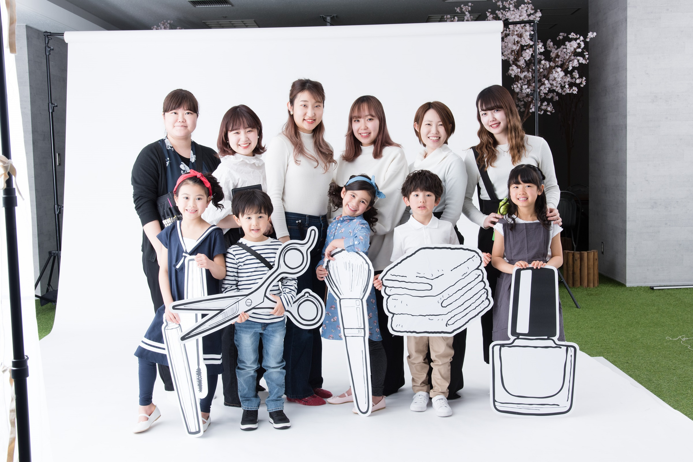 キッズモデルが憧れの美容師やセラピストに！ 美容専門学生と一緒に、新ビジュアル看板広告を制作しました！