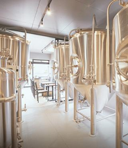 醸造所にはタップルームが併設され、地域のコミュニティの場に