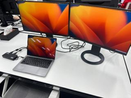 全員mac＋ディスプレイ2台の作業環境
