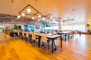 大阪 なんばスカイオWeWorkに本社拠点をおいています。東京は代々木に拠点を構えています。