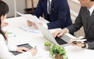 半年に1回実施する評価面談は、評価に基づいて、次の目標も立てていきます。評価が高い方は昇給・昇格します。