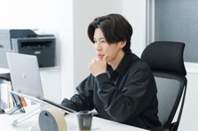 数字と仮説で動かす、構造化されたWebマーケ戦略ポジション