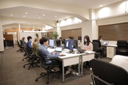 オフィス内。ハイブリッド出社のため出勤時はフリーアドレスになっています。